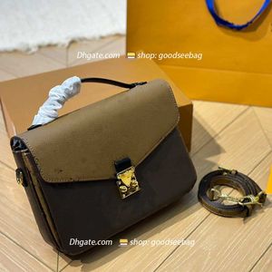 Kvinnor Cross Bodys Tote Påsar Mens Designer Brown Flower Pochette Clutch Axel Bag Lady äkta läderhandväskor Bagage kuvertväskor