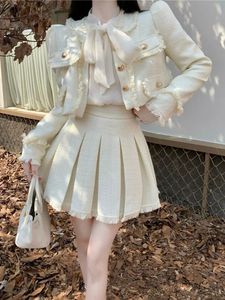 2 피스 드레스 고품질 프랑스 빈티지 소형 향수 세트 여성 짧은 재킷 코트 주름 스커트 슈트 럭셔리 브랜드 2 231216
