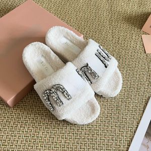 النعال العلامة التجارية العصرية MM Rhinestone Slippers Slippers Winter Flat Home Shoes