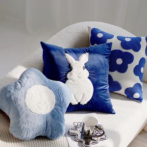 CushionDecorative Pillow Cartoon Blue Rabbit broderad pastoral blommig kuddeöverdrag för soffa sovrum 231216