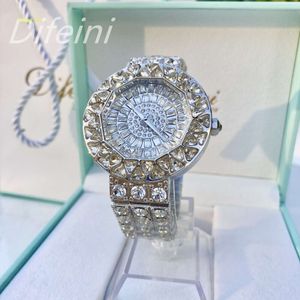 Damen Hiphop Volldiamantuhr Kristall Zifferblatt Diamant Britische Uhr Mode Persönlichkeit Ultra Flash Damen Moissanit Armbanduhr