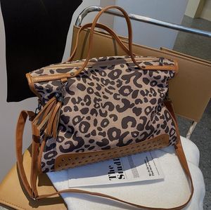 Bolsas de ombro femininas 2 cores Bolsa com estampa de leopardo francês grande resistente ao desgaste bolsa de couro fosco popular deste ano bolsas de rebite com franjas 5502 #
