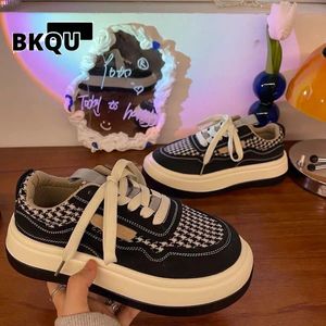 Sapatos de vestido BKQU coreano na moda matcha sapato de fundo grosso pequeno branco casual retro pão selvagem tênis confortáveis 231216