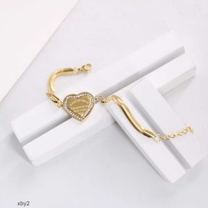 Charm Armband Titanium Steel 18K Gold Korean Edition Light Luxury Style T Home Sticky Diamond Heart Print Thick Chain Armband For Women 2024 Designers