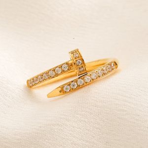 Anello per unghie di marca classica Anello di cristallo di lusso con diamanti da donna Matrimonio Matrimonio Compleanno Placcato in oro Design di nozze di alta qualità per le donne Nuovi gioielli romantici regali d'amore