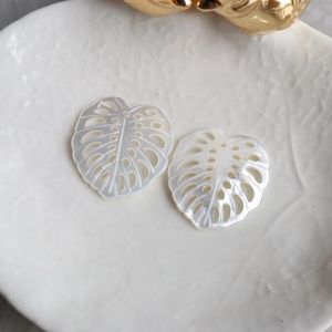 Andra 25mm 4st 100% Natural White Pearl Mother Shell Leaf Jewelry Earring Charms Pärlor smycken Tillbehör Fyndigheter