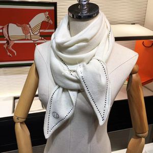 Autumn And Winter Women's Diamond Multifunctional Triangle Scarf Can Be Wrapped Or Draped, And Pure Cashmere Scarf Has a More Luxurious Texture.