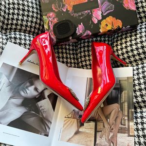 23S Lüks Sandal İnci Kalp Broş Pompalar Topuklu Kadın Elbise Pompaları Rhinestone Metal DC-Shoes Nicole Pompası Saçlı Toe Lady High Topuklular Aşk ve Yay