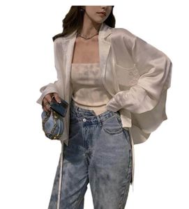 Kvinnokläder Nya kvinnor Silk Satin Shirts Smooth Glossy Bluses Top loe broderad fickdesign Skjorta High End Women's Long Sleeved Loose White Shirt