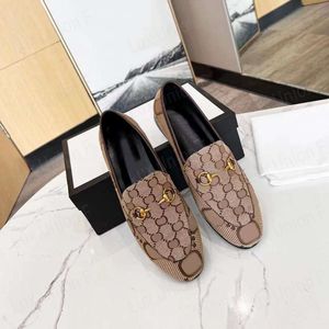 Klädskor män kvinnor loafers 100% äkta läder hopfällbara skor klassiska lady män platt skor designer tryckt metall rund tå mules casual skor stor storlek 35-45