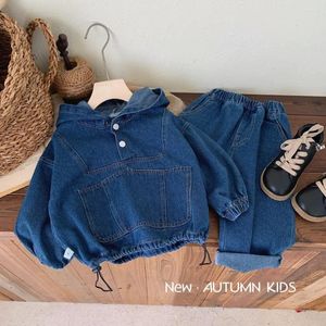 Set di abbigliamento 2023 Bambini Ragazzi Primavera Autunno Vestiti Set Cotone Denim Jeans larghi Completo con cappuccio Camicia con bottoni con coulisse Vestito per bambini