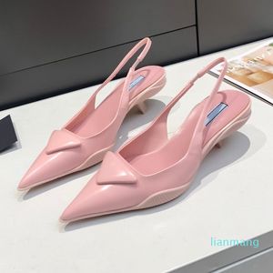 2023 أحذية عالية العلامة التجارية متعددة الاستخدامات من الجلد الوردي المدببة الكعب CAT 35-40