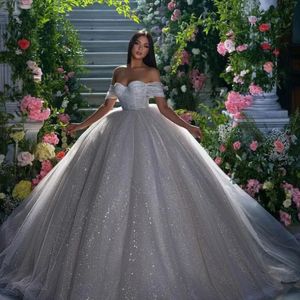 Atemberaubendes 2024 weißes sexy Ballkleid-Hochzeitskleid mit herzförmigem Ausschnitt und Schnürung, luxuriöses, plissiertes, glitzerndes Tüll-Prinzessin-Brautkleid mit Hofschleppe