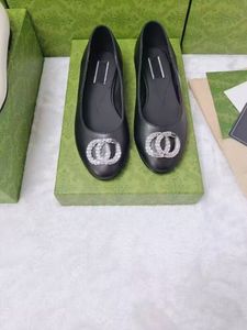 Elbise sandal tasarımcı deri düz topuk ayakkabı yeni kemer toka sandalet moda seksi elmas ayakkabı sıradan kadın ayakkabı boyutu 34-41-42 kutu deri taban koyun derisi