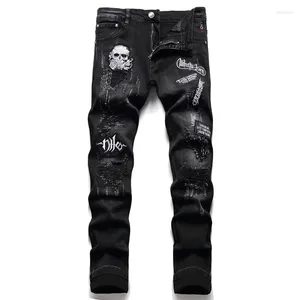 Jeans da uomo Primavera Autunno 2023 Pantaloni elasticizzati slim con ricamo teschio nero strappato Moda Abbigliamento da moto da discoteca