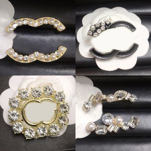 Designer Brosch Pin Gold Silver Brooches Pins Diamond Crystal Pearl Broschs Märke brev mode bröllop smycken julklapp med låda