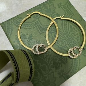 18k Gold Letter örhängen modeörhängen designer för kvinnor mässing örhängen miljöskydd skadar inte öron smyckesdesigner gåva