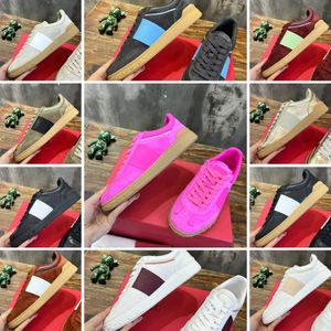 豪華なアップビルスニーカーナッパカルフスキンバンドシューズデザイナーラミネートカルフスキンレザースニーカートレードマークロゴスクリーンプリントスタッドラバーソールマン女性靴