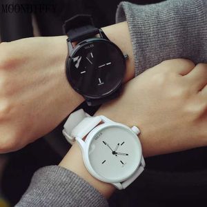 Kvinnors klockor 2022 Soft Silicone Strap Jelly Simple Fashion Quartz Watch for Women Men Dam Lovers Watch Black White Par Watch Relogiol231216