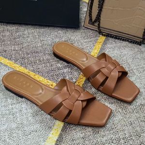 YL Vackra Summer Women's Slippers Fashionable Classic Sandals Enkla, bekväma och andningsbara designer Casual Roman Beach Shoes Designer Shoes54145616