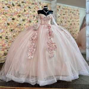 Rosa schulterfreies Quinceanera-Kleid, Ballkleid, lange Ärmel, Blumenapplikationen, Spitze, handgefertigte Blumen, Perlen, Partykleidung für den 15. Geburtstag