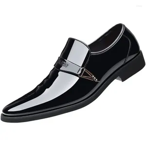 Sapatos de vestido de couro casual primavera e verão homens mocassins apontou juventude versão coreana da moda britânica definir pés