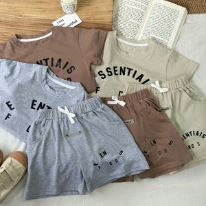 2PCSベビーデザイナー服夏の子供服セットボーイズガールズスーツTシャツショーツセットキッズトラックスーツ1-6T