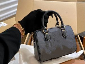 2023 Ny lyxmodedesign Cowhide Material Hårdvara Matchande kvinnors kuddfodral Utsökta tyg Casual mångsidig handhållen Crossbody Bag