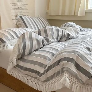 Conjuntos de cama Bohemian Tassels High-end Cremoso Branco Matte Quatro Peças Conjunto com Inset Estilo Tridimensional Quilt Cobre Lençóis e Fit