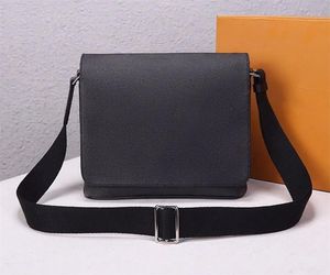 2024 Wysokiej jakości nowa słynna marka słynna marka Klasyczna moda mody Mężczyźni Messenger Bags Cross Body Bag School Bookbag 44000