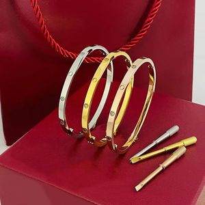 Designer Gold Men Kvinnor par rostfritt stål 4mm brett brev klassiska armband 2024