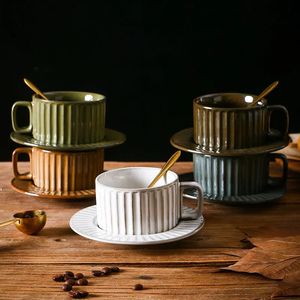 Kubki klasyczny w stylu retro Ceramika Puchar kawy z spodkiem łyżka jedna zestaw domowych biuro kawiarni napoje kawy kawiarnia kubek z herbatą 231216