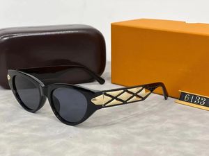 Lyxdesigner för kvinnor solglasögon kattögon solglasögon personlig design guldben solglasögon som kör reseshoppingstrand med låda