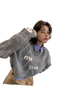 Kadın Sweaters Mi23 Erken Sonbahar Yeni Klasik Tembel Stil Serisi Letter Jacquard Gevşek Kadınlar Kısa Örgü Sweater Tasarımcı Kazak Elbise Tasarımcı Sweater Erkekler