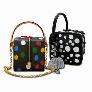 럭셔리 디자이너 토트 화장품 가방 YK Square Bag Staynetry Bag Lady Mini Crossbody Bag 토트 가방 여성 디자이너 워시 파우치 메이크업 가방 미니 어깨 핸드백