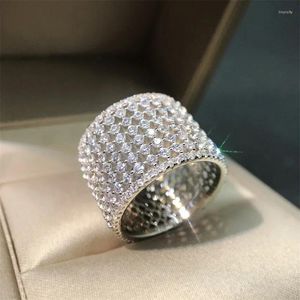 Anéis de casamento Huitan Full Sparkling Cubic Zirconia Wide para Mulheres Moda Bandas de Luxo Acessórios de Dedo Jóias Elegantes