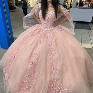 Mexikanska rosa quinceanera -klänningar med 3D blommig applikationspets med Cape Tull Vestidos xv 15 Anos Sweet 16 Robe de Soiree