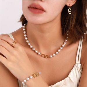 Mais novo designer de luxo pulseiras de pérola elegante moda 18k banhado a ouro letras v mulheres colar brincos e anel conjunto de jóias requintado acessórios com caixa de marca