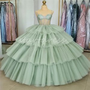 Mint Sage Green Quinceanera klänningar lyxiga tiered tyll ruffles pärlstav boll klänning prom klänning vestido de 15 anos femton spaghetti remmar sexton födelsedagsfest klänningar