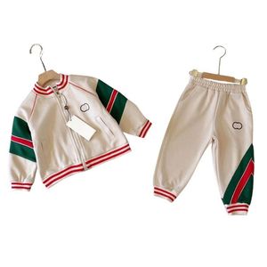 Çocuk Tasarımcı Giyim Setleri Lüks Baskı Trailtsits Moda Mektup Ceketleri Joggers Sıradan Spor Tarzı Sweatshirt Erkek Giysileri C01 DHL2D
