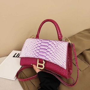 2024 Borsa a tracolla del nuovo designer Borsa a tracolla con texture a scala di pesce dolce fresco e alla moda da donna atmosferica alla moda per l'autunno e l'inverno