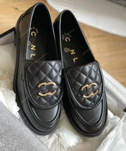 Designer loafers kvinnor klädskor platt quiltade loafers platt läderskor ccly för kvinnors lyxiga tjocka klackar hårdvara vinter svart skor beige