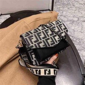 2024 NY DESIGNER KVINNS CROSSBODY AUDLY KVINNA KVINNA Kedjestil Letter Messenger Wide Strap Texture Trend Square Bag