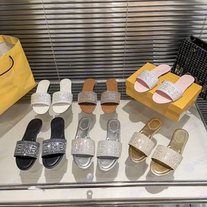 最高品質のデザイナースリッパ新しいフラットボトムドダイヤモンドサンダルが女性用スライド夏のアウトウェアレジャーバケーションビーチと同じスタイル