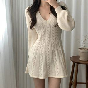 Grundläggande casual klänningar Koreansk mode vneck stickad klänning kvinnor höst vinter långärmad tröja klänningar kvinna fast färgklänning damer 231218