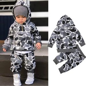 Set di abbigliamento Moda Autunno Ragazzi 1 2 3 4 anni Maglione a maniche lunghe con cappuccio Pantaloni Tuta mimetica Sport per bambini Primavera 231218