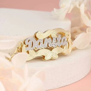 Bangle anpassade namn armband två ton guldpläterad rostfritt stål 18k guld personliga namn armband för kvinnor mode smycken 231218