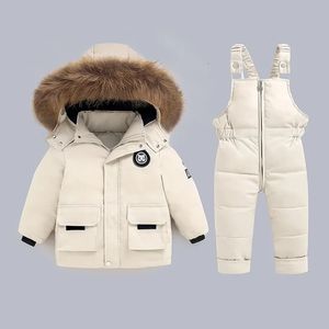 Bekleidungssets Outdoor-Winter-Kinderbekleidungsset 2-teiliges Kinder-Daunenjacken-Set Dicke warme DaunenmäntelTrägerhose Baby-Schneeanzüge Overalls 231218