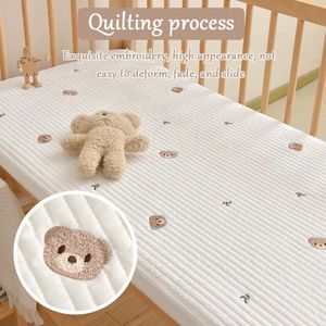 Koce Skupita 1PCS Born Botton Klasa A Dopasowana arkusz Baby Cartoon Quilded Hafted Bedcover Przedszkole dla dzieci Break Lunch Break Break 231218