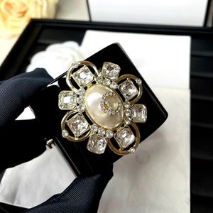 Luxury Clover Designer Diamond Bangle Armband For Woman Womens handled lämplig 16 17 18 cm svarta armband Armband Officiellt C Brand Replica Premium Spring Buckle